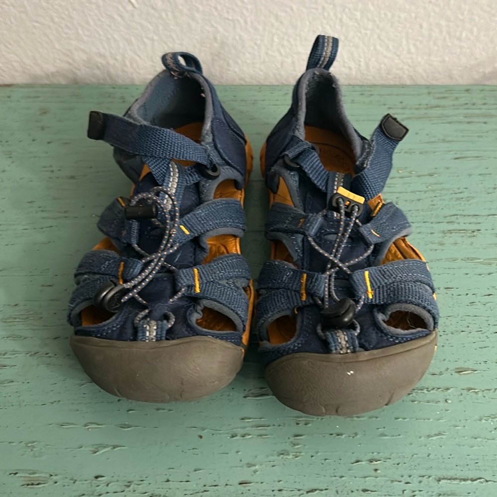 Little boy’s keen sandals
